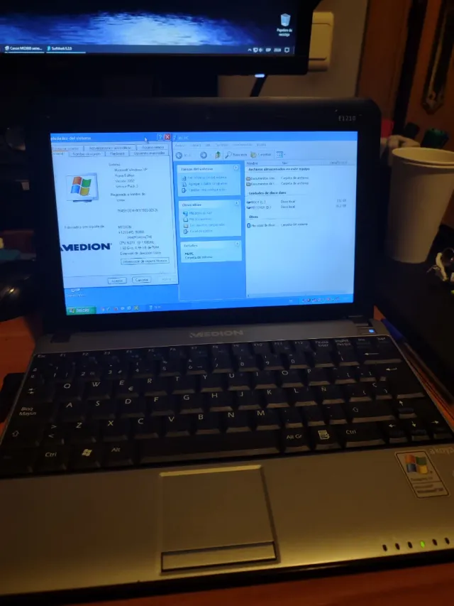 Portátil Medion Akoya E1210 + cargador y maletin.