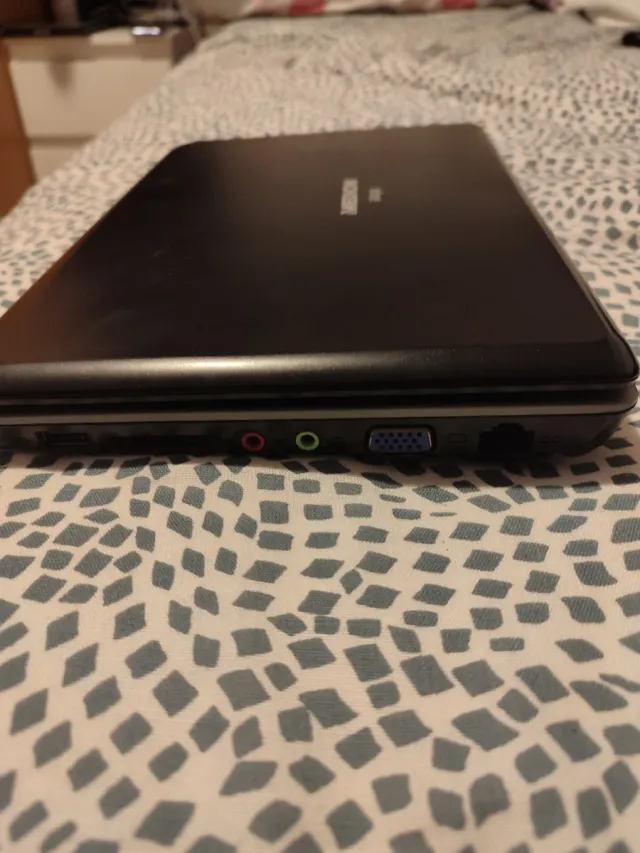 Portátil Medion Akoya E1210 + cargador y maletin.