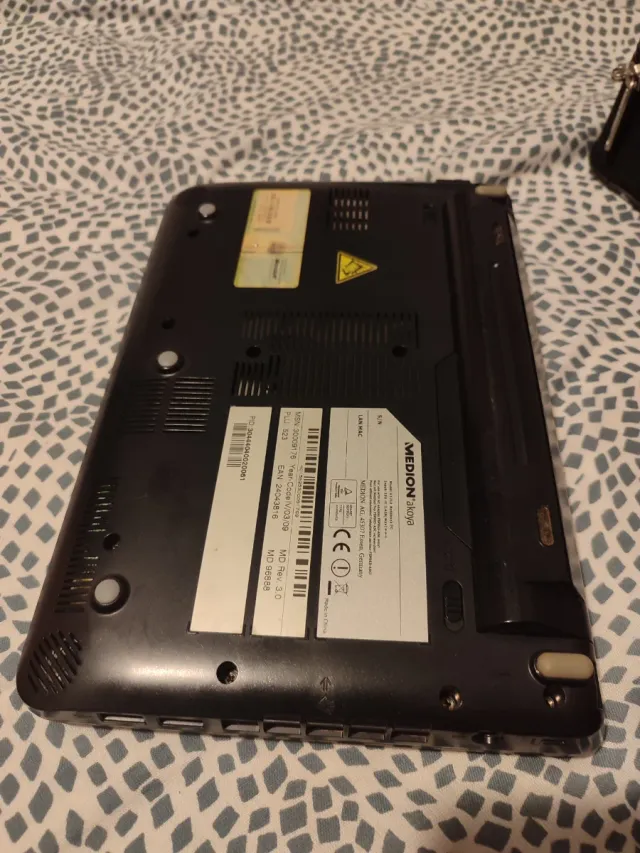 Portátil Medion Akoya E1210 + cargador y maletin.