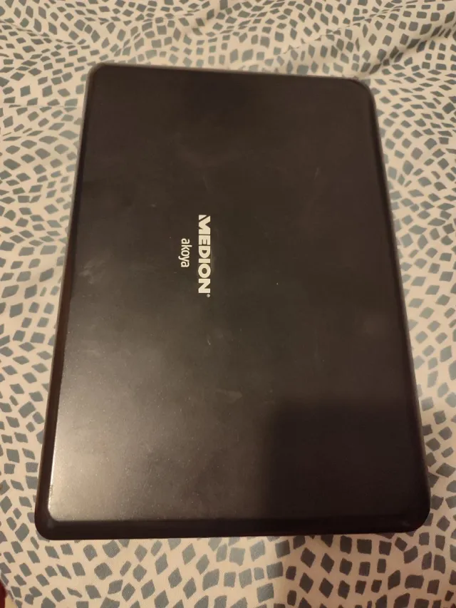 Portátil Medion Akoya E1210 + cargador y maletin.