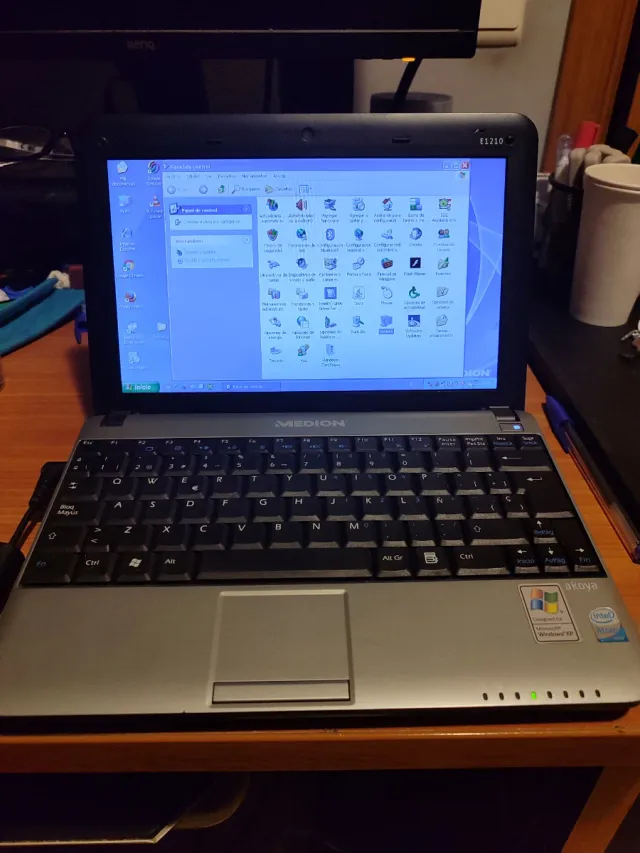 Portátil Medion Akoya E1210 + cargador y maletin.