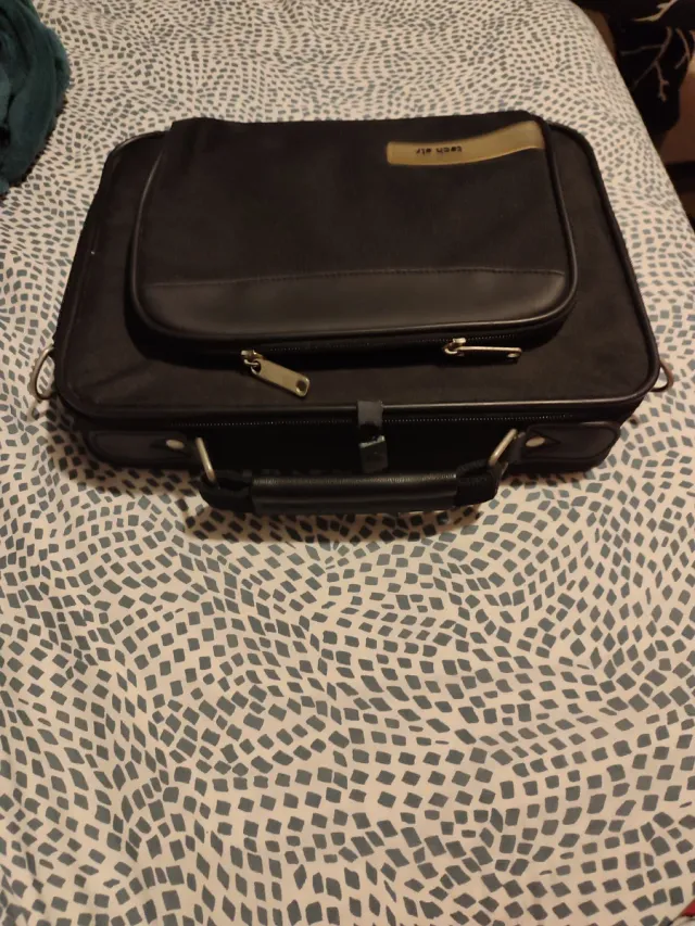 Portátil Medion Akoya E1210 + cargador y maletin.