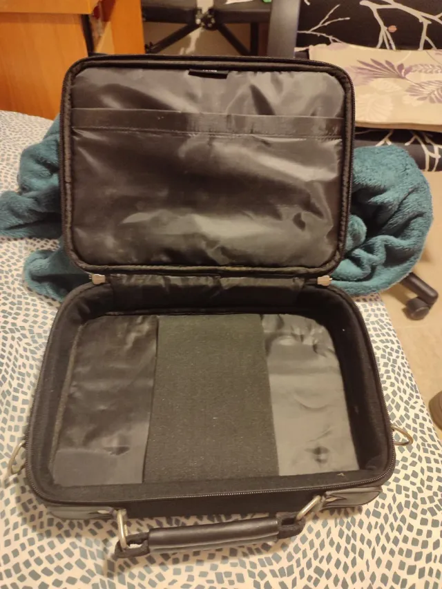 Portátil Medion Akoya E1210 + cargador y maletin.