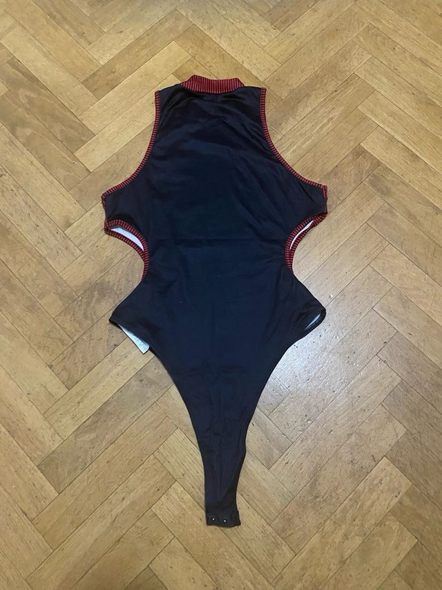 Body deportivo glamour negro y rojo. Talla L