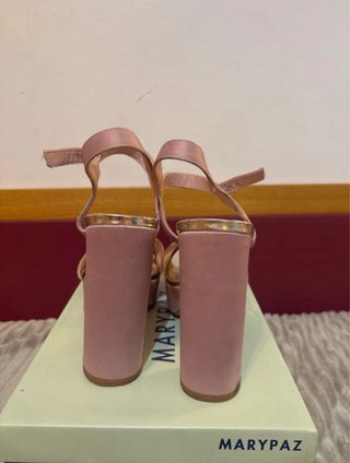 Zapatos de tacón. Stradivarius. Rosa palo y dorado