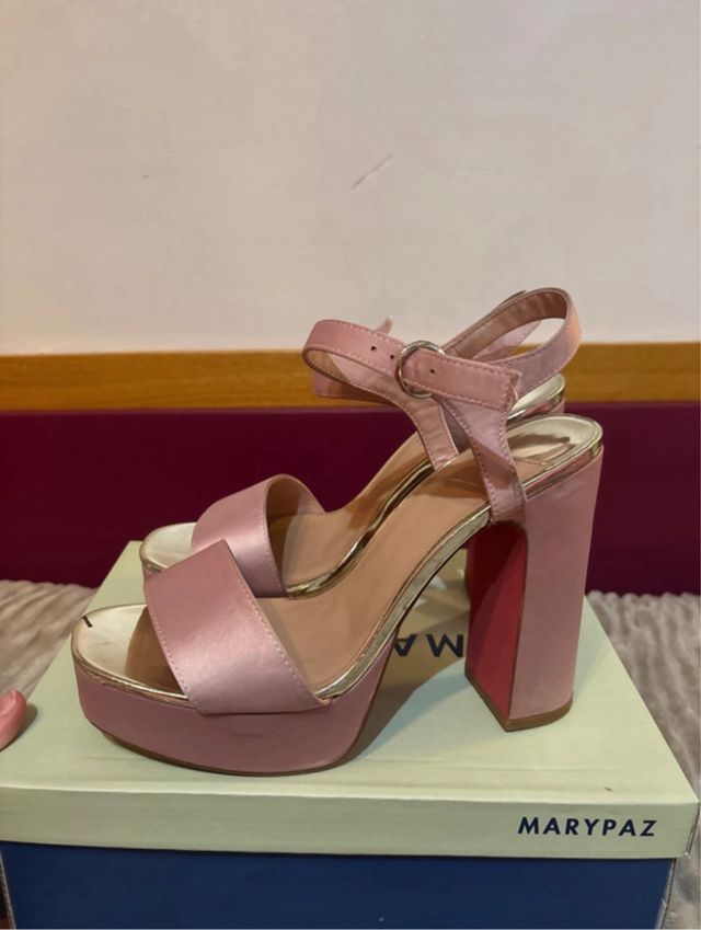 Zapatos de tacón. Stradivarius. Rosa palo y dorado