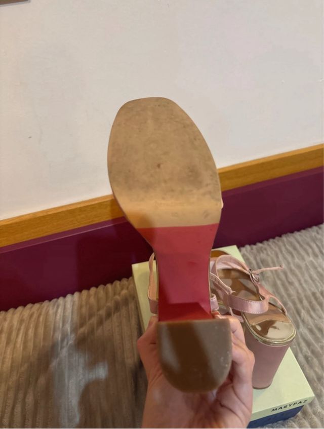 Zapatos de tacón. Stradivarius. Rosa palo y dorado