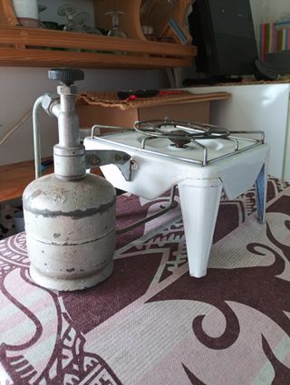 Vecchia stufa a gas in porcellana