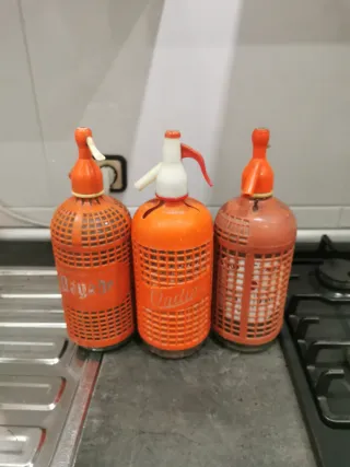 Botellas de sifón naranjas vintage