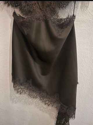 Vestido  encaje satinado Cut Out zara