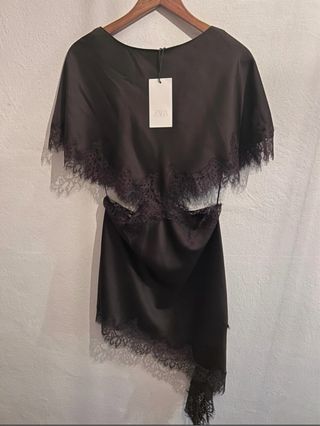 Vestido  encaje satinado Cut Out zara
