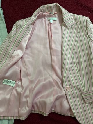 Chaqueta rosa con rayas marrones