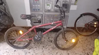 Bicicleta BMX roja