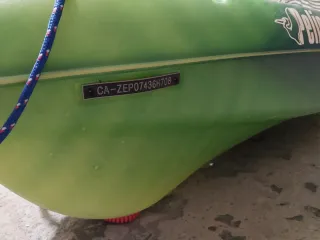 Kayak verde y amarillo con remo