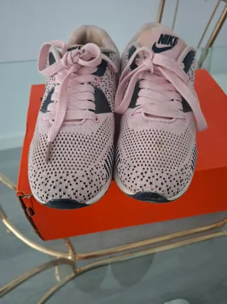 Deportivas Rosa y Negras