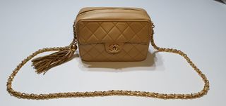 Borsa Chanel in pelle beige con catena dorata