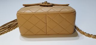Borsa Chanel in pelle beige con catena dorata