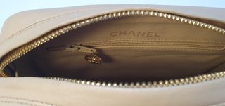 Borsa Chanel in pelle beige con catena dorata