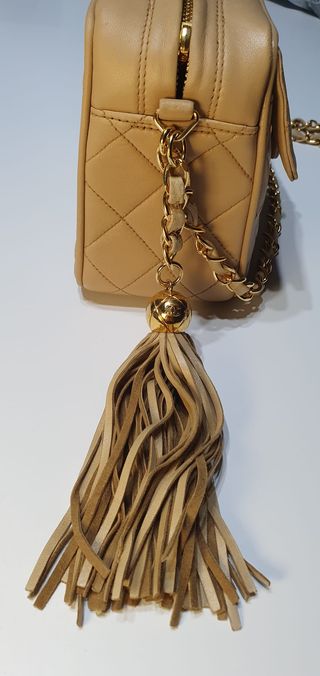 Borsa Chanel in pelle beige con catena dorata