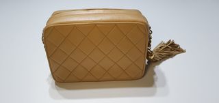 Borsa Chanel in pelle beige con catena dorata