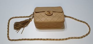Borsa Chanel in pelle beige con catena dorata