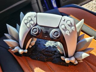 Soporte mando PS5 morado cristal