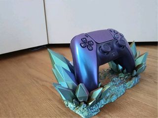 Soporte mando PS5 morado cristal