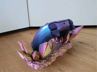 Soporte mando PS5 morado cristal