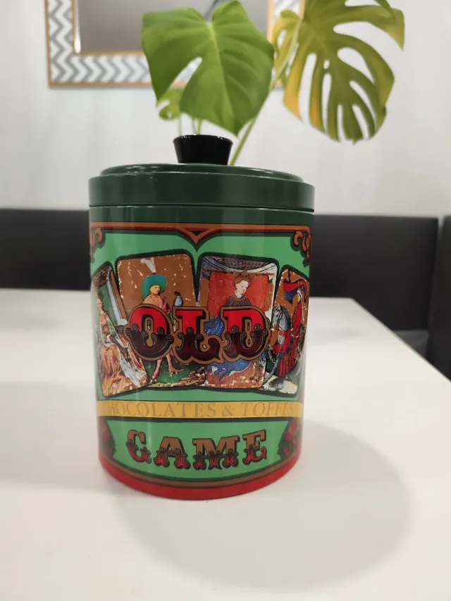 Lata antigua Old Game Chocolates & Toffees