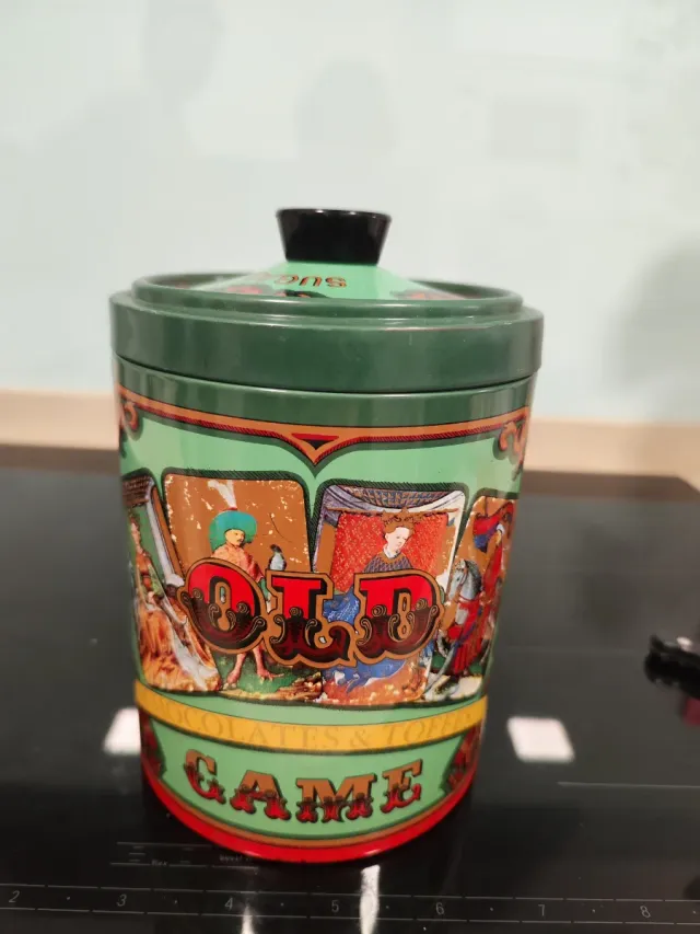 Lata antigua Old Game Chocolates & Toffees
