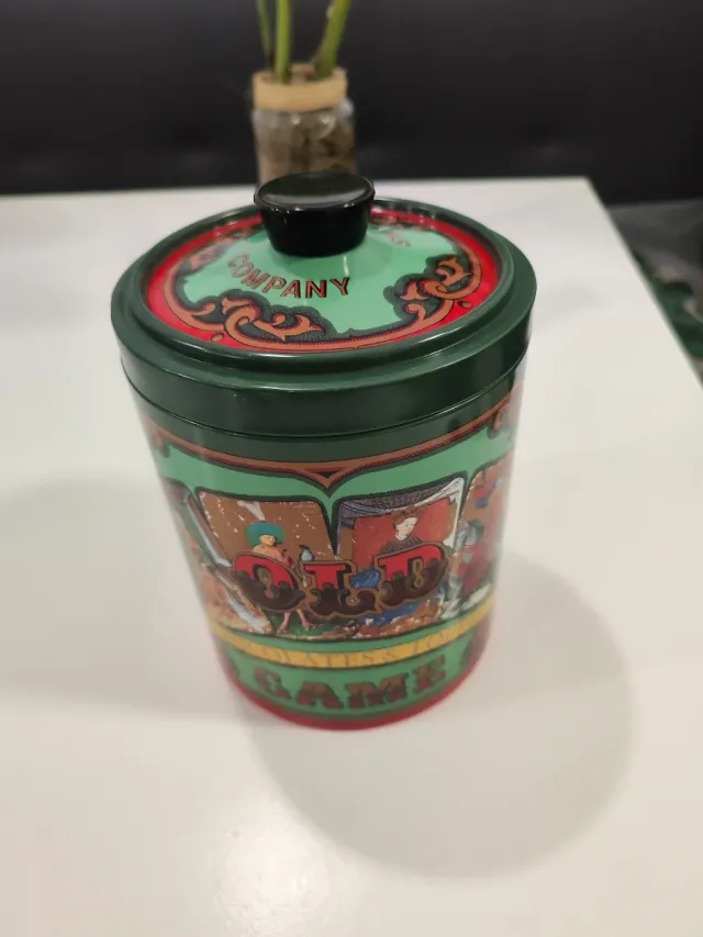 Lata antigua Old Game Chocolates & Toffees