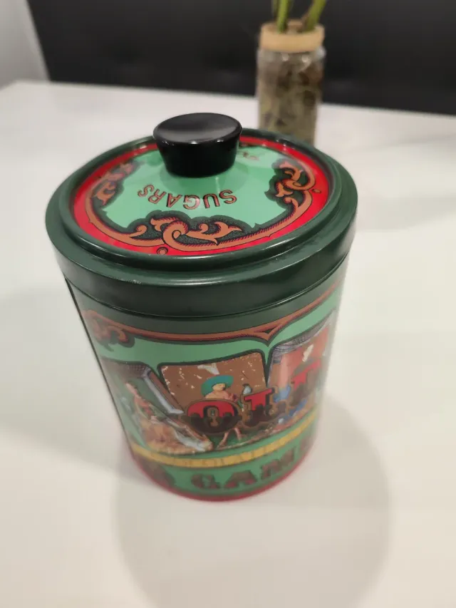 Lata antigua Old Game Chocolates & Toffees