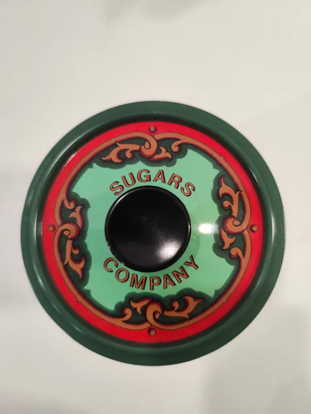 Lata antigua Old Game Chocolates & Toffees