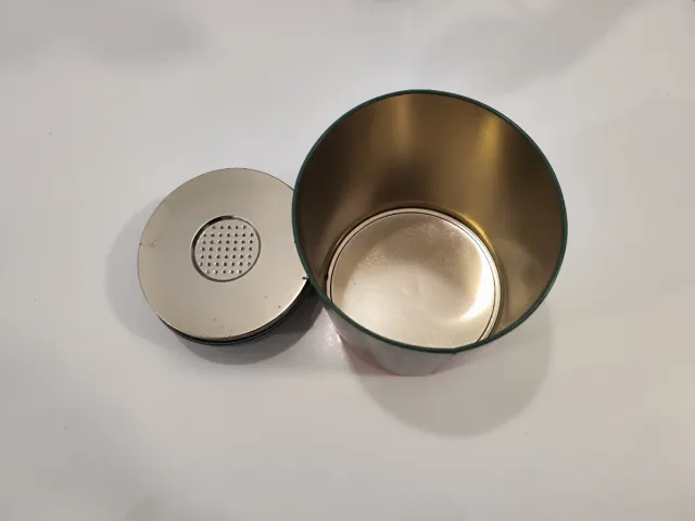 Lata antigua Old Game Chocolates & Toffees