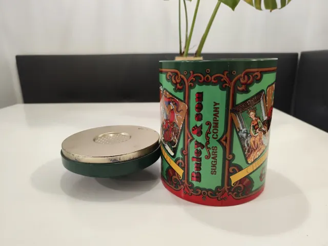 Lata antigua Old Game Chocolates & Toffees