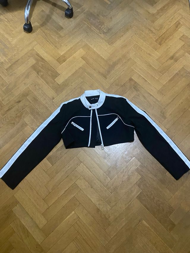 Chaqueta corta negra y blanca