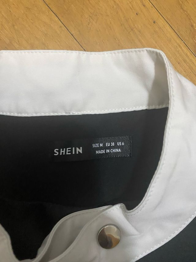 Chaqueta corta negra y blanca