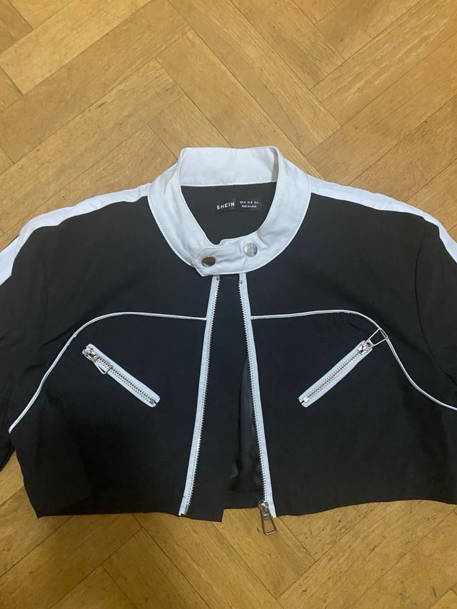 Chaqueta corta negra y blanca