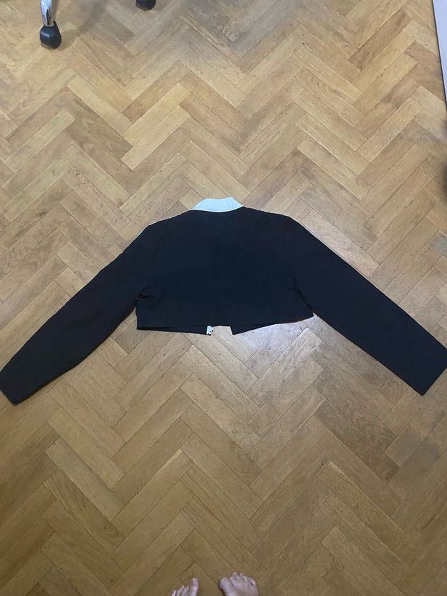 Chaqueta corta negra y blanca