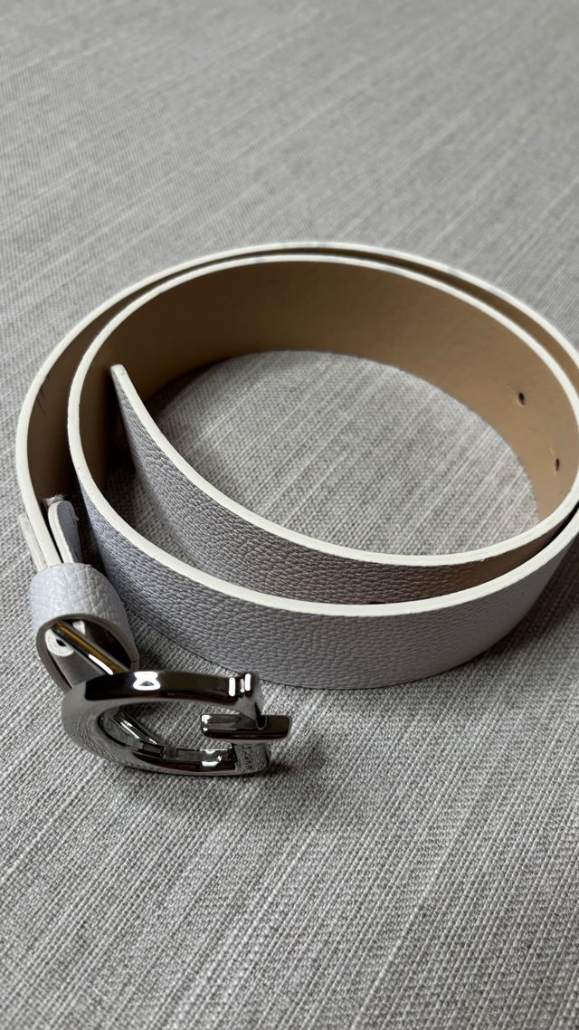 Cinturón Guess Blanco con Hebilla Plateada