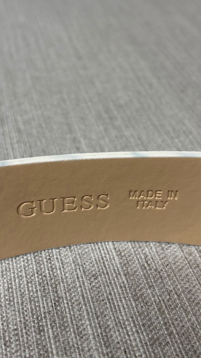 Cinturón Guess Blanco con Hebilla Plateada