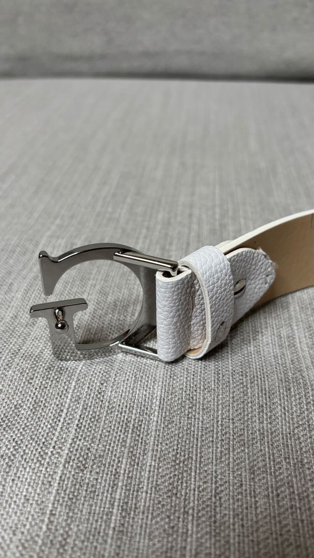 Cinturón Guess Blanco con Hebilla Plateada