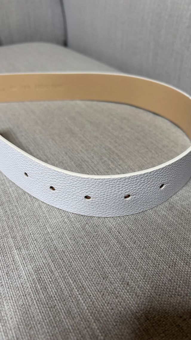 Cinturón Guess Blanco con Hebilla Plateada