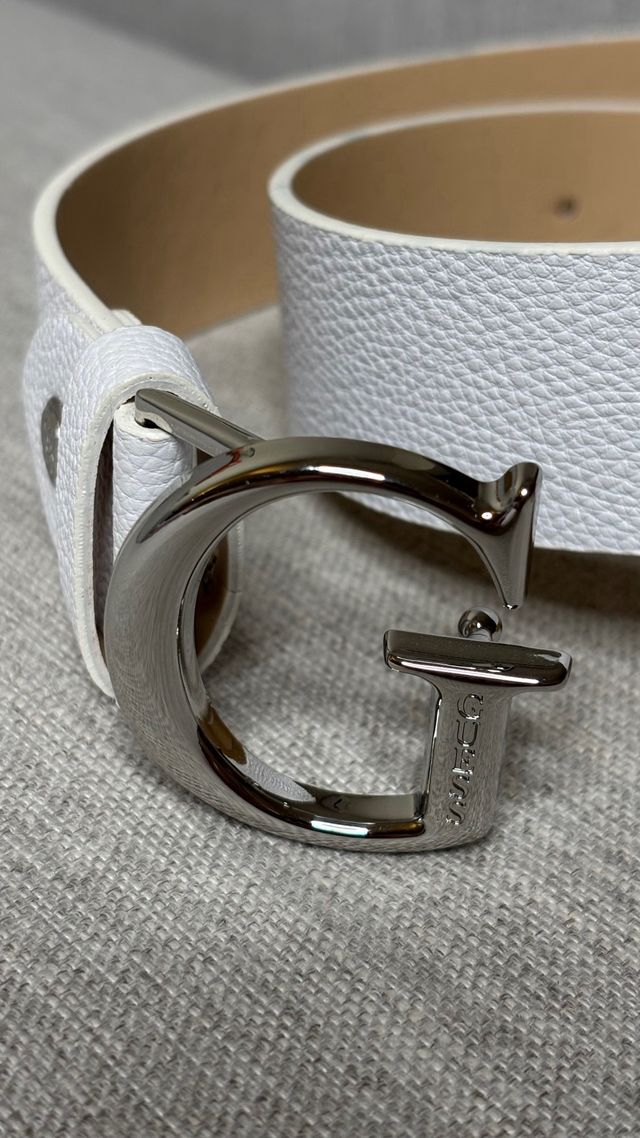 Cinturón Guess Blanco con Hebilla Plateada