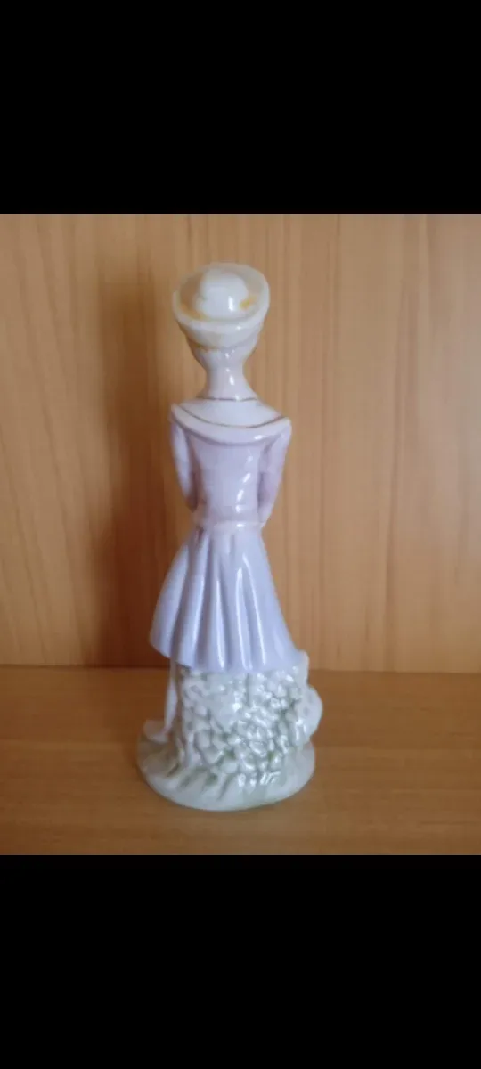 FIGURA PORCELANA CON REGALO SORPRESA