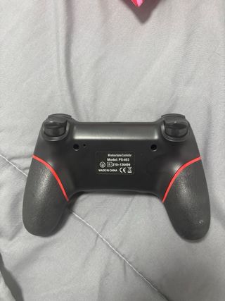 Mando de juego negro con detalles rojos