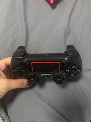 Mando de juego negro con detalles rojos
