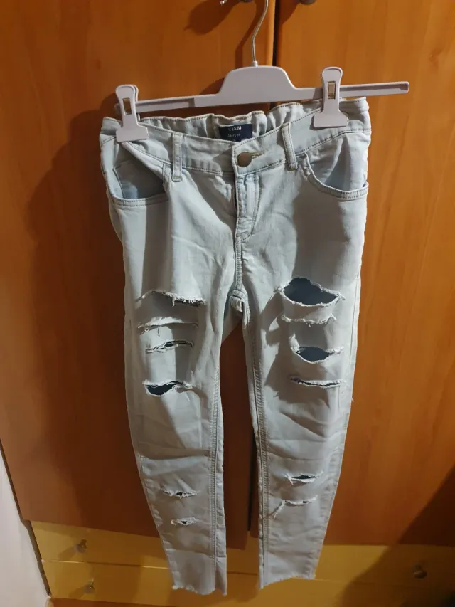 Pantalón vaquero desgarrado azul claro