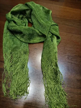 Sciarpa elegante con fili brillanti e frange