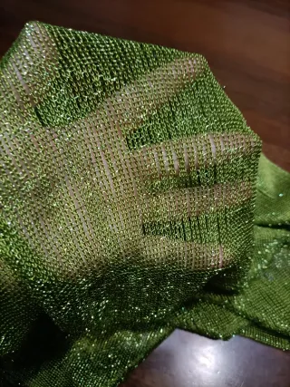 Sciarpa elegante con fili brillanti e frange